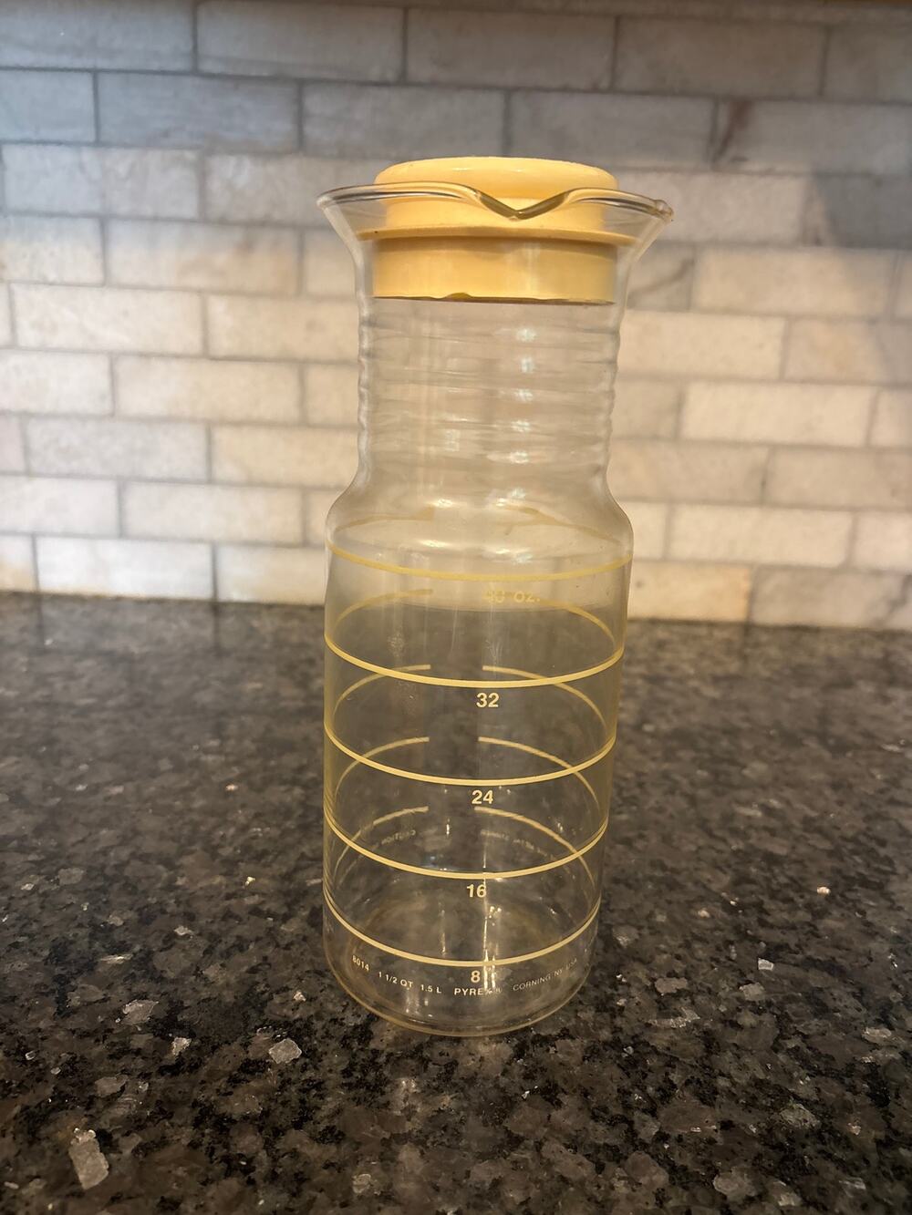 Vintage Pyrex 8014 Glass Juice Carafe Pitcher 1.5L 1.5 QT with Yellow Lid